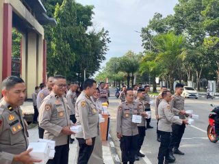 Biro SDM Polda Sultra Bagikan 250 Paket Takjil kepada Jamaah Masjid dan Pengguna Jalan
