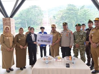 Bank Sultra Salurkan CSR Rp200 Juta untuk Beasiswa Mahasiswa UMKOTA di Kolaka Utara